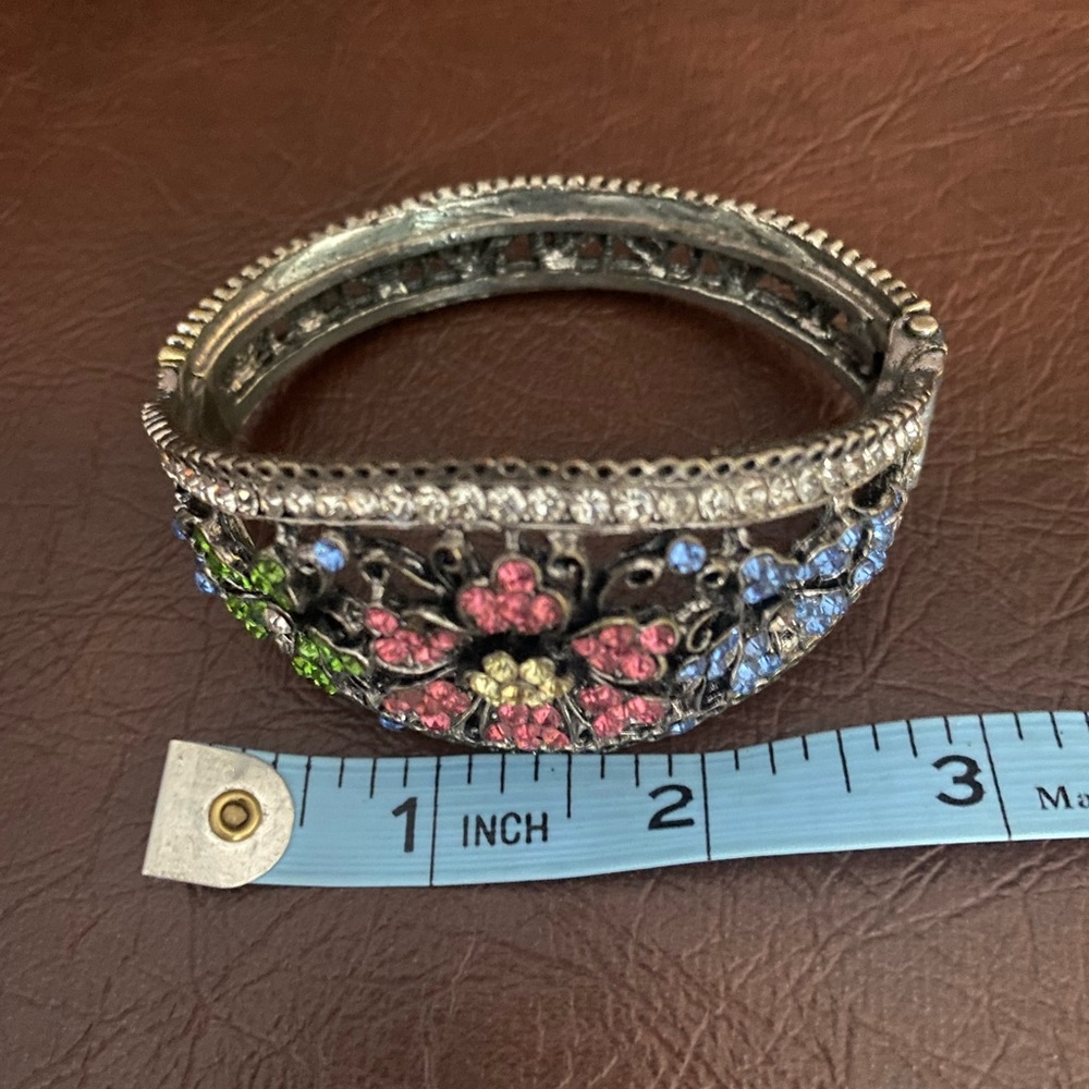 Floral Patterned Rhinestone Bracelet - Picture 6 of 9